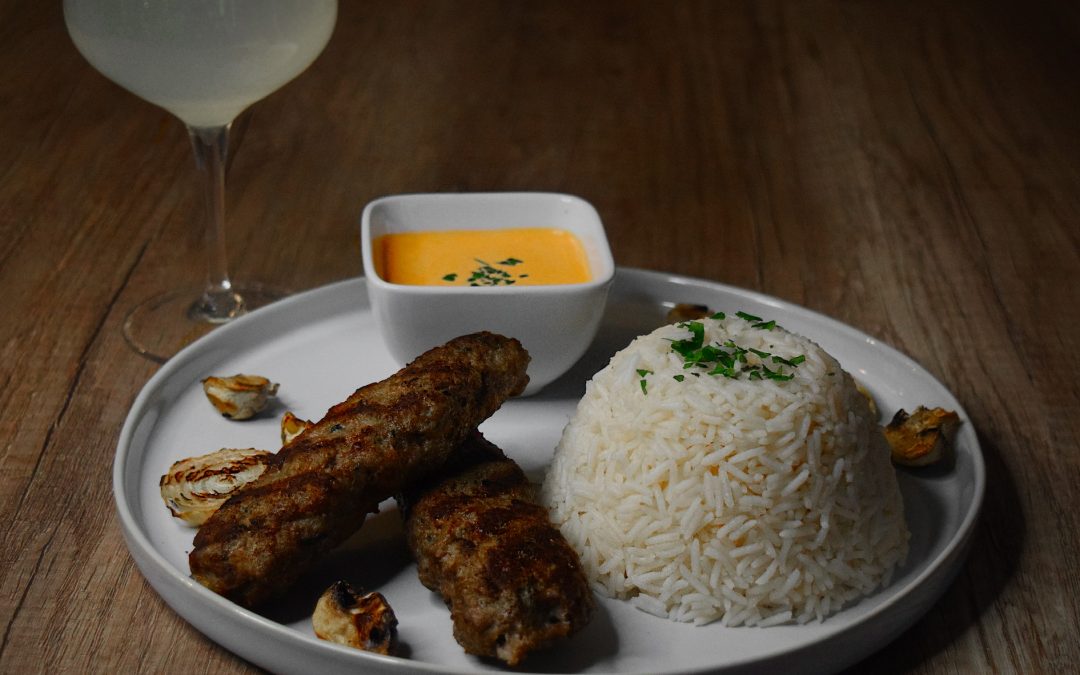 Lammkebab med ris och ajvarsås